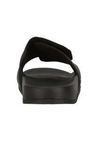 Sort sandal med en tekstureret gummisål og justerbar rem. Åben bagdesign afslører polstret fodseng og glat overflade for komfort.