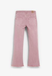 Jeans de mezclilla rosa con bolsillos traseros, dobladillos deshilachados y un pequeño parche de cuero en la cinturilla, mostrados desde la parte trasera sobre un fondo blanco.