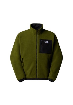Chaqueta de forro polar en verde oliva con un alto cuello. Cuenta con un bolsillo en el pecho con cremallera negra y puños y dobladillo negros. Diseño simple, textura suave.