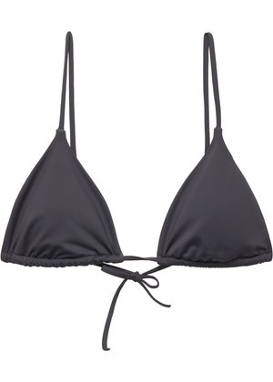 Czarny stanik bikini z trójkątnymi miseczkami, regulowanymi ramiączkami i wiązaniem z tyłu; gładki materiał o lekkim połysku.