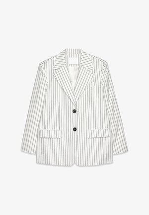 Vit kavaj med svarta vertikala ränder, spetsiga slag, två framfickor och en enda svart knappstängning.