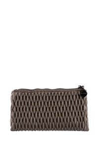 Clutch con zip in bronzo metallico, con design testurizzato e plissettato e un accento con logo rotondo. Superficie liscia con una forma elegante e allungata.