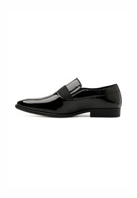 Mocasines de charol negro con una silueta elegante, acento de banda elástica, punta afilada y tacón bajo. Textura suave y brillante en todo.