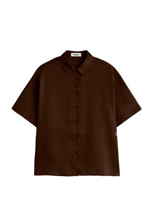 Tmavě hnědá košile s krátkým rukávem a límečkem, vyrobená z lehké látky, rozložená na rovné ploše na bílém pozadí.