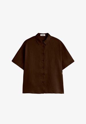 Tmavě hnědá košile s krátkým rukávem a límečkem, vyrobená z lehké látky, rozložená na rovné ploše na bílém pozadí.