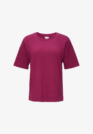 Majica kratkih rukava, magenta boje, s teksturiranim uzorkom saćaste strukture. Ima okrugli izrez i širok kroj koji završava na bokovima.