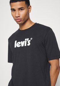 Levi's® RELAXED FIT TEE - Print T-shirt - caviar