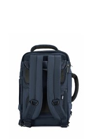 Granatowy plecak z wyściełanymi, regulowanymi szelkami; teksturowanym panelem tylnym; górnym uchwytem; zapięciem na zamek; wzmocnionymi szwami; oraz kieszeniami bocznymi.