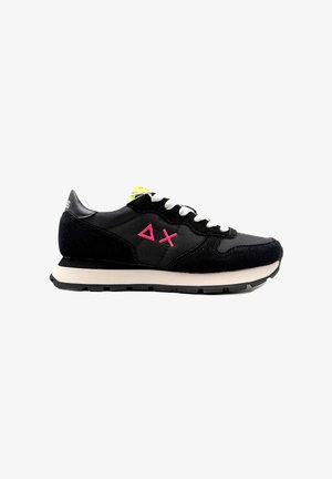 Sneaker nera con logo rosa, parte superiore in suede e mesh, lacci bianchi e suola chunky beige. Presenta un'etichetta verde brillante sulla linguetta.