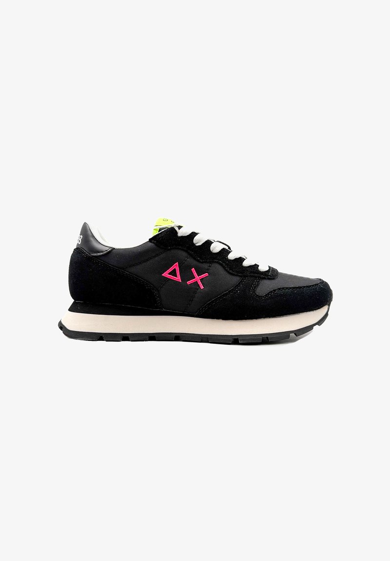 Sneaker nera con logo rosa, parte superiore in suede e mesh, lacci bianchi e suola chunky beige. Presenta un'etichetta verde brillante sulla linguetta.