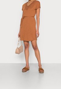 JDY Robe de jour - metallic red
