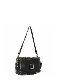 Zwarte leren handtas met gouden studaccenten, rechthoekige vorm en een enkele schouderband. Met een textuur oppervlak en metalen hardware.