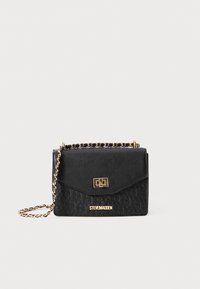 Borsa a tracolla nera con un motivo strutturato, hardware dorato e una tracolla a catena. Presenta una chiusura a patta e il logo "STEVE MADDEN" impresso.