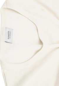 Camicia bianca in cotone con scollatura tonda e maniche corte. Presenta un'etichetta con il marchio "PEROFIL" visibile vicino al colletto. Texture liscia.