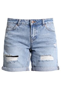 Ljusblå denimshorts med fransiga kanter, med två tydliga slitningar framtill och en klassisk femficksdesign med knappstängning.