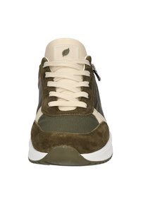 Zapatillas de ante y cuero verde con acentos beige, que cuentan con cordones blancos y una cremallera lateral. Tejido texturizado y suela de goma plana.