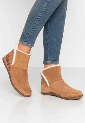 NAKISKA BOOTIE - Bottines - camel brown