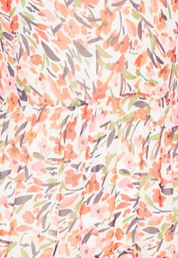 Blommig klänning med vit bakgrund, med ett flerfärgat mönster av orange blommor och gröna blad, samt en plisserad kjoldesign.