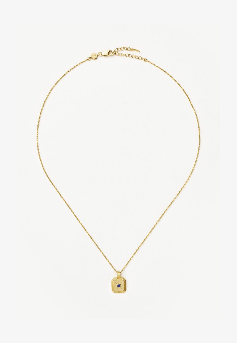 Colar de corrente dourada com um pendente quadrado texturizado, apresentando uma pedra azul escura central e linhas em radiação. Fecho ajustável para comprimento.