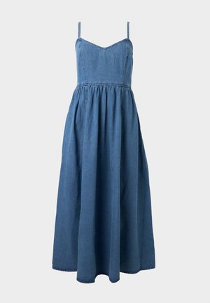 Robe midi sans manches en denim bleu avec corsage ajusté, fines bretelles et jupe froncée.