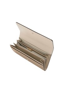 Billetera beige con múltiples compartimentos, un bolsillo con cremallera y cierre a presión. Exterior texturizado y forro interior suave.