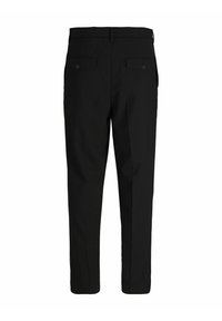 Čierne nohavice so slim fit strihom, vyrobené z hladkej, jemnej tkaniny. Dvoje zadné vrecká s gombíkovými uzávermi a štandardný pás.