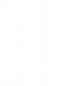 Dvaja obchodní profesionáli si podávajú ruky cez stôl s notebookom a dokumentmi v jasnom kancelárskom prostredí.