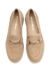 Vaaleanbeige mokkanahka loaferit, joissa on pyöreä varvas, koristeellinen kultasävytetty varuste ja teksturoitu sisäpohja. Kumipohja tarjoaa pitoa.