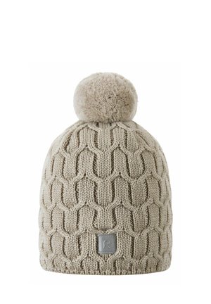 Beige gestrickte Wintermütze mit Honigwabenmuster und großem Pompon oben, mit einem kleinen quadratischen Markenlogo auf der Vorderseite.