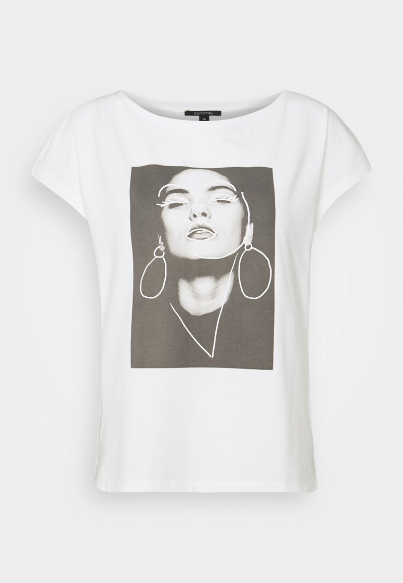 Camiseta blanca de corte holgado, con un estampado gráfico en gris de la cara de una mujer contorneada en blanco. Material de algodón suave y mangas cortas.