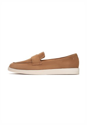 Mocassin en daim marron avec une large lanière et une semelle blanche en caoutchouc basse. La chaussure présente un bout arrondi et une texture lisse.