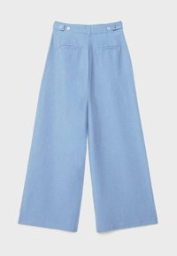 Pantalon large bleu clair taille haute, pattes boutonnées sur les côtés et deux poches passepoilées à l'arrière.