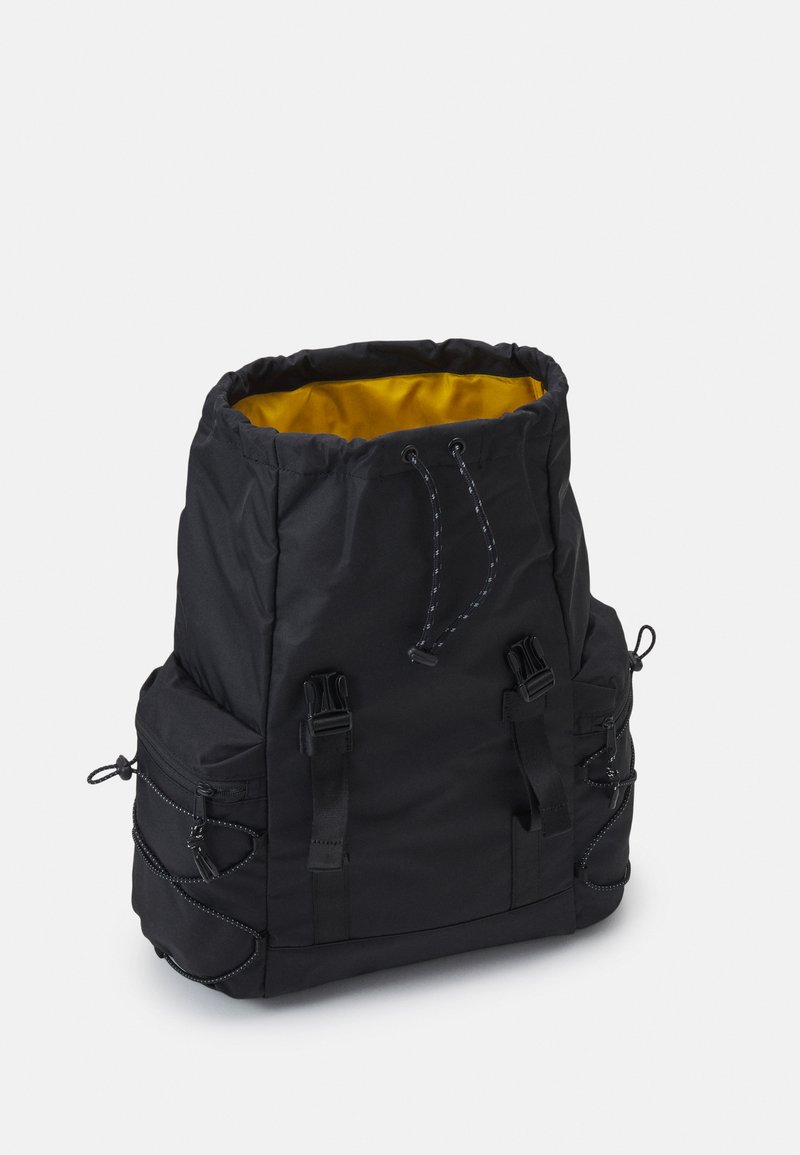 Descubrir 80+ imagen levi's men's roll top backpack Thptnganamst.edu.vn