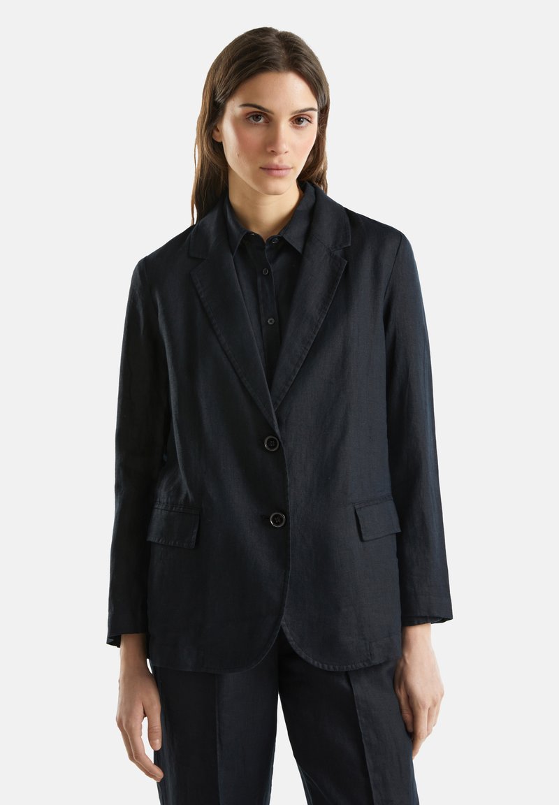 Blazer di lino blu scuro con revers a punta, due tasche anteriori, chiusura a un bottone e maniche lunghe con linee pulite.