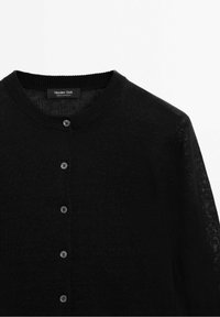 Schwarze Strickjacke aus Strickmaterial mit Rundhalsausschnitt, Knopfverschluss und langen Ärmeln. Subtile Textur und minimalistisches Design.