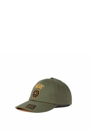 Casquette de baseball vert olive avec texte jaune "Hawkins Police" et emblème de l'Indiana brodés sur l'avant, étiquette noire sur la visière.