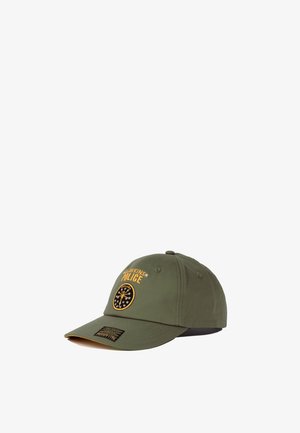 Casquette de baseball vert olive avec texte jaune "Hawkins Police" et emblème de l'Indiana brodés sur l'avant, étiquette noire sur la visière.