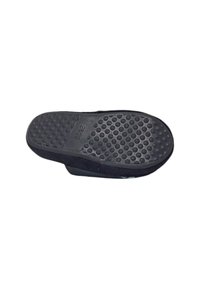 Sole in gomma nera con motivi a grip circolari e bordi lisci, caratterizzata da un design a profilo basso e una superficie texturizzata.