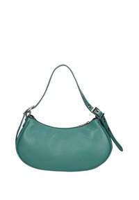 Borsa a tracolla in pelle verde acqua con forma curva. Presenta una tracolla regolabile, superficie texturizzata e dettagli in metallo argentato. Chiusura con zip.