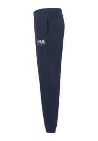 Granatowe dresy wykonane z miękkiego materiału, z tapered leg (zwężającą się nogawką) i haftowanym logo z napisem "FILA Established 1911."