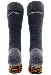 Graue Socken mit verstärkter Ferse und Zehen, die orange- und schwarz gestreifte Akzente aufweisen. Hergestellt aus strukturiertem Material mit einem Logo am Bündchen.