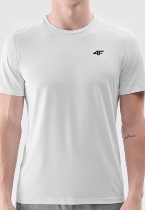 Camiseta deportiva de manga corta blanca, hecha de un tejido suave y liviano; presenta un pequeño logo negro en la parte izquierda del pecho.