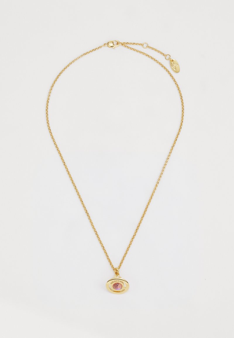Zlatý náhrdelník s kulatým přívěskem, ve kterém se nachází centrální růžový kámen, s hladkým povrchem a lesklým finišem.
