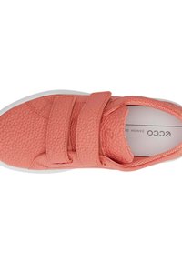 Różowy, teksturowany skórzany sneaker z dwiema rzepami i białą gumową podeszwą. Logo widoczne na wkładce.