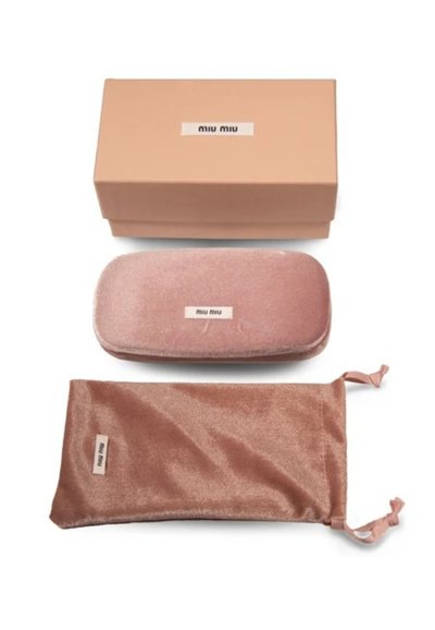 Gli accessori marchiati Miu Miu includono una custodia rettangolare rosa chiaro morbida, un sacchetto con coulisse abbinato e una scatola beige con etichetta logo.