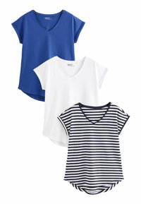 Tre T-shirt: una blu uniforme, una bianca e una a righe blu scuro. Tutte presentano maniche corte e scollature a V. Materiale in cotone con un taglio rilassato.