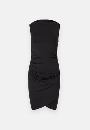 Robe noire bustier froncée avec ourlet asymétrique, silhouette ajustée et longueur au genou.