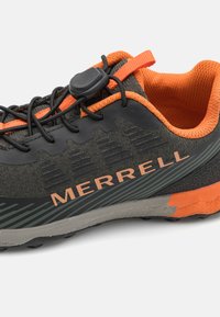 Juoda ir oranžinė Merrell bėgimo bateliai su tekstūruotu viršumi, reguliuojama raištelių sistema ir pilka, raštuota guma išorinio padais.
