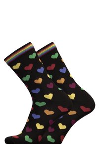 Schwarze Socken mit einem wiederkehrenden Muster aus bunten Herzen. Gerippter, regenbogenfarbener Streifenbund am oberen Ende. Weiche Stricktextur.
