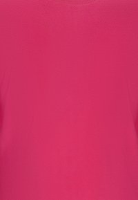 Felle roze top van lichtgewicht stof, met een gladde textuur en eenvoudig ontwerp zonder patronen of hardwaredetails.